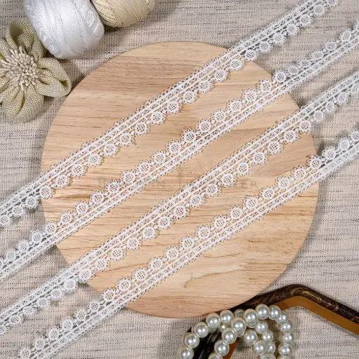[17750 WHITE] One Side Border Shuttle Lace