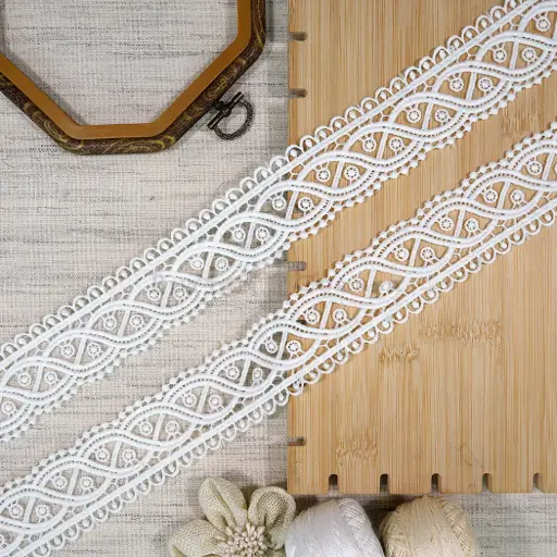 [18457 WHITE] One Side Border Shuttle Lace