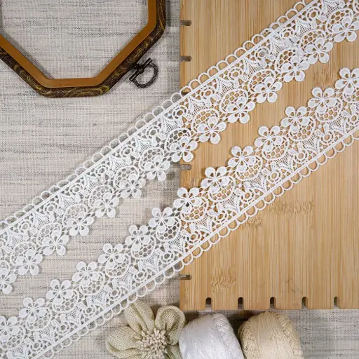 [18374 WHITE] One Side Border Shuttle Lace