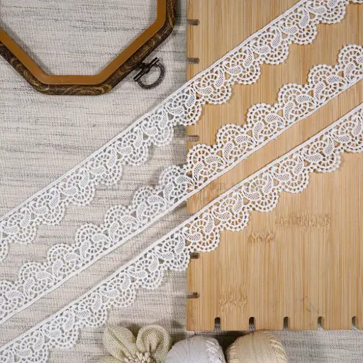 [18476 WHITE] One Side Border Shuttle Lace
