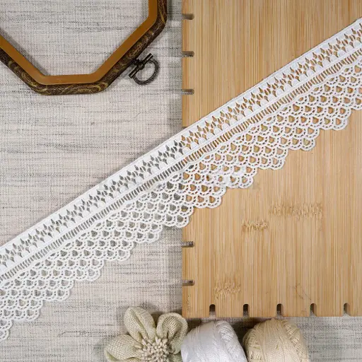 [18657 WHITE] One Side Border Shuttle Lace