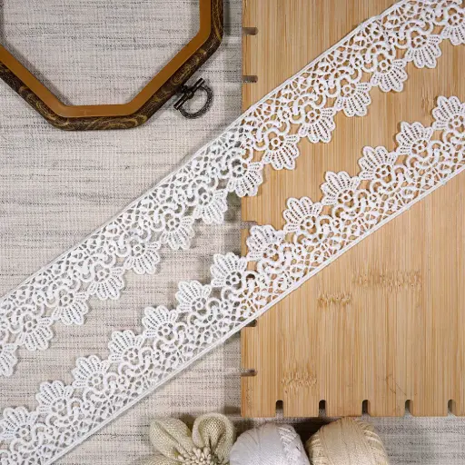 [18719 WHITE] One Side Border Shuttle Lace