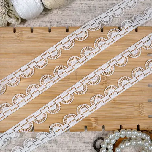 [18916 WHITE] One Side Border Shuttle Lace