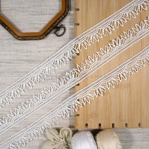 [19050 WHITE] One Side Border Shuttle Lace