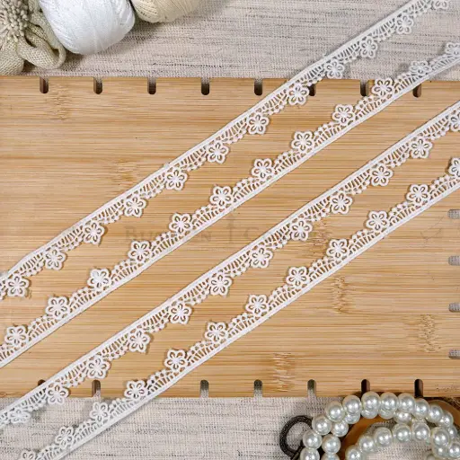 [19804 WHITE] One Side Border Shuttle Lace