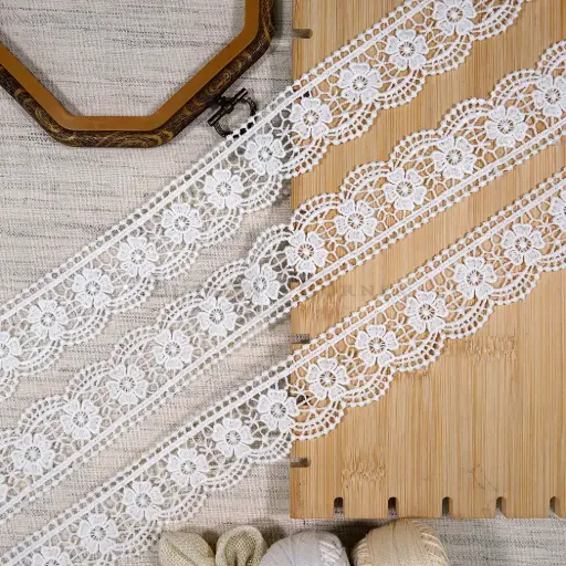 [19995 WHITE] One Side Border Shuttle Lace