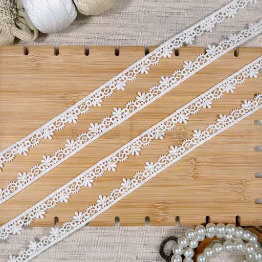 [20371 WHITE] One Side Border Shuttle Lace