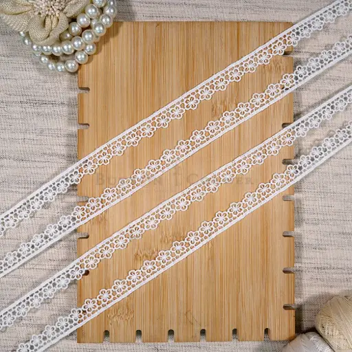 [21602 WHITE] One Side Border Shuttle Lace