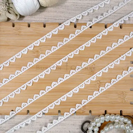 [21686 WHITE] One Side Border Shuttle Lace
