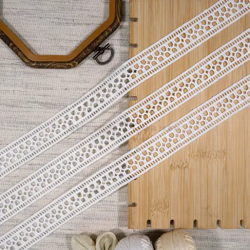 [P19010 WHITE] Double Border Shuttle Lace