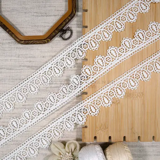 [21174 WHITE] One Side Border Shuttle Lace