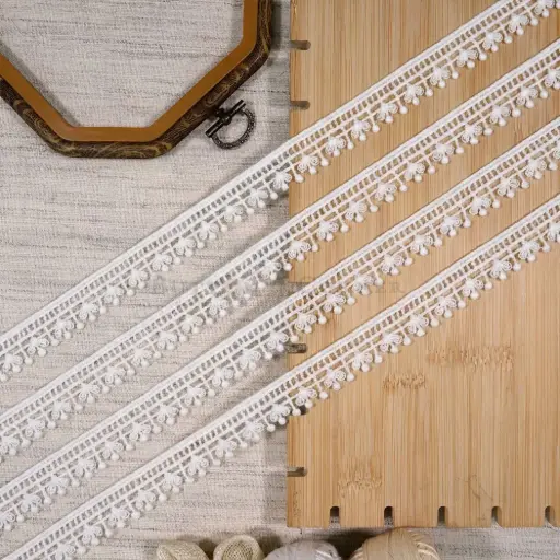 [22296 WHITE] One Side Border Shuttle Lace