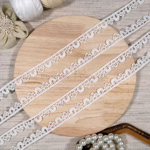 [22661 WHITE] One Side Border Shuttle Lace