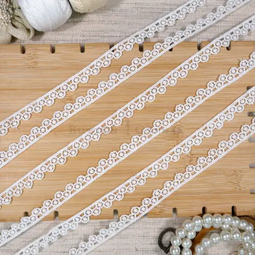 [22669 WHITE] One Side Border Shuttle Lace
