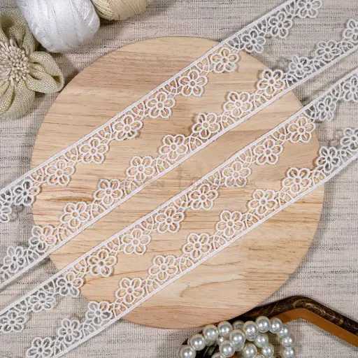 [22946 WHITE] One Side Border Shuttle Lace