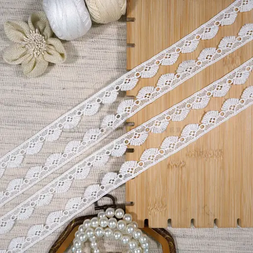 [22961 WHITE] One Side Border Shuttle Lace