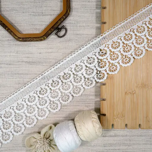 [22970 WHITE] One Side Border Shuttle Lace