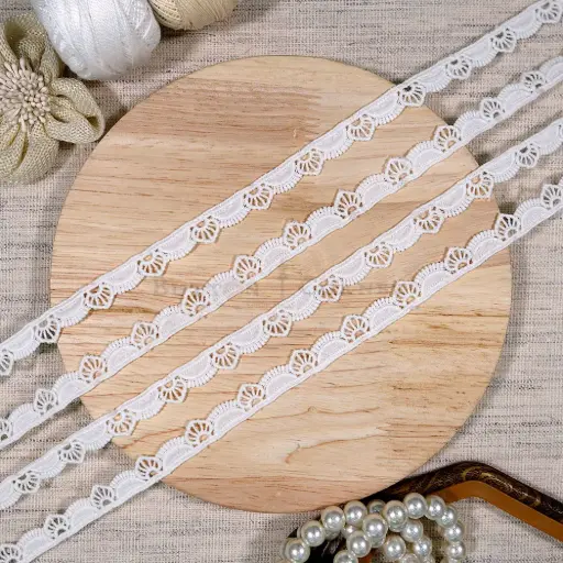[23006 WHITE] One Side Border Shuttle Lace