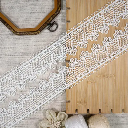 [23762 WHITE] One Side Border Shuttle Lace