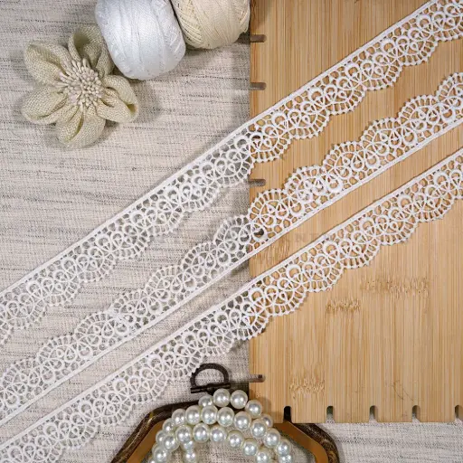 [24196 WHITE] One Side Border Shuttle Lace