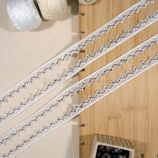 [MYB963 WHITE] Scallop Edge Stone Shuttle Lace