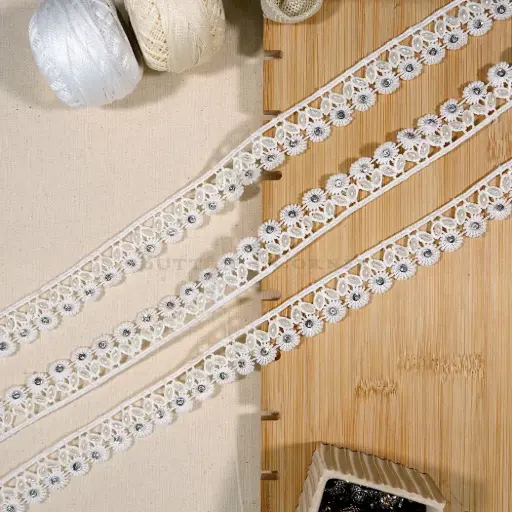 [MYB968 WHITE] Circular Edge with Stone Accent & Decorative Pearl, Shuttle Lace