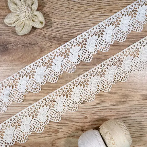 One-Side Border Shuttle Lace with Scallop Edge