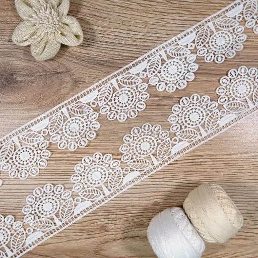 [ALN503 WHITE] Geometric Design Scallop Edge Shuttle Lace
