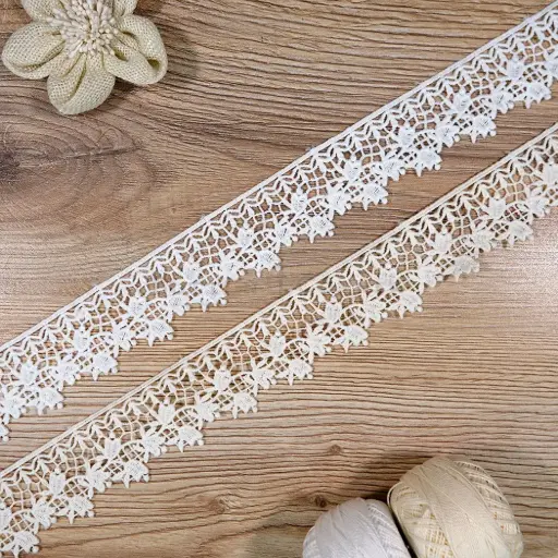 One Side Border Shuttle Lace