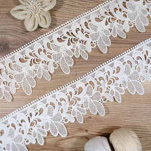 Geometric Scallop Edge Shuttle Lace
