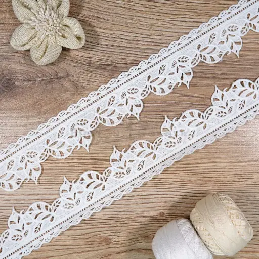 [ALN526 WHITE] One Side Border Leaf Design Shuttle Lace