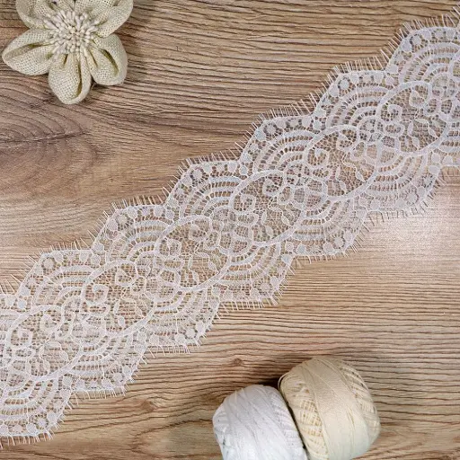 [JF20087 WHITE] Ornate Medallion Scalloped Border Chantilly Lace