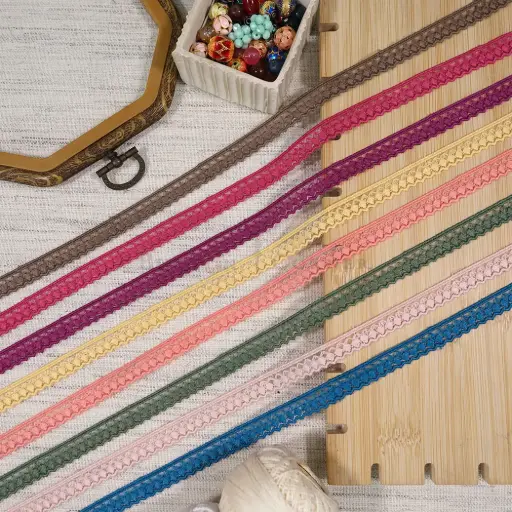 One Side Border Shuttle Lace with Waving Edge and Centre Design