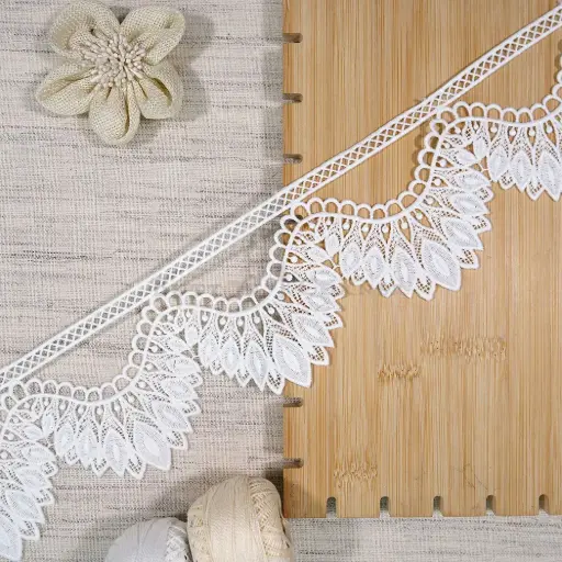 [30884-8 WHITE] Leaf Scallop Edge with Decorative Accent Shuttle Lace