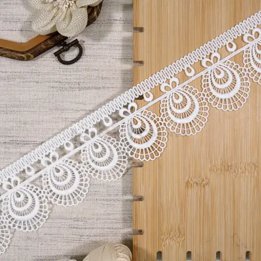 [30887-6 WHITE] Scallop Edge with Geometric Side Border Shuttle Lace