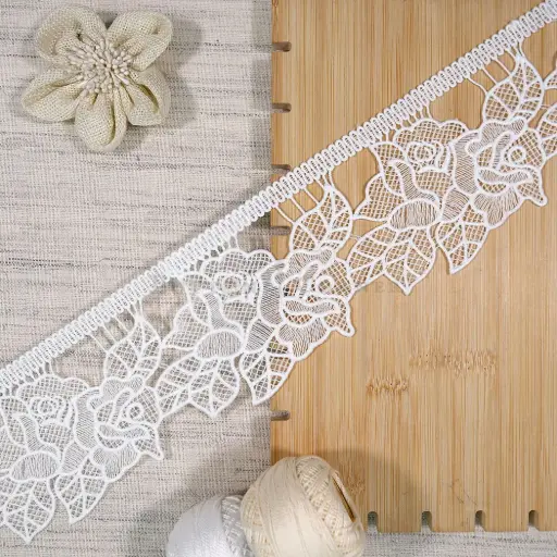 [30907-8 WHITE] Geometric Border Floral Design Shuttle Lace