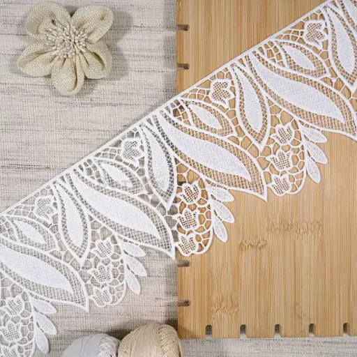 [30908-10 WHITE] Flower & Leaf Pattern Shuttle Lace