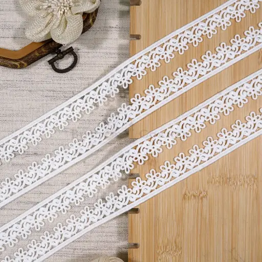 [36092-2 WHITE] One Side Border Shuttle Lace with Floral Scallop Edge