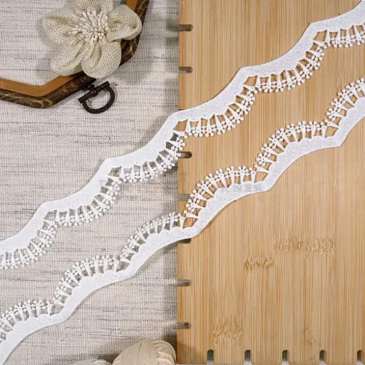 [87265-3 WHITE] Waving Edge With Hanging Accent Shuttle Lace