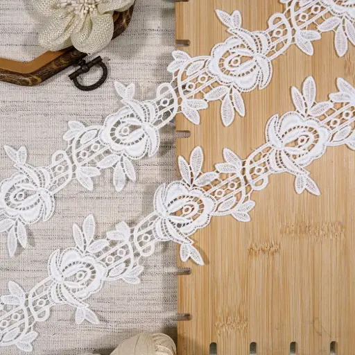 [86949-6 WHITE] Blossom Pattern with Decorative Leaf Design Shuttle Lace