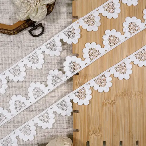 [30334-3 WHITE] Scalloped Edge Centre Accent Shuttle Lace