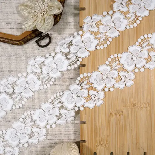 [12682-5 WHITE] Blooming Flower Design with Decorative Accent Shuttle Lace