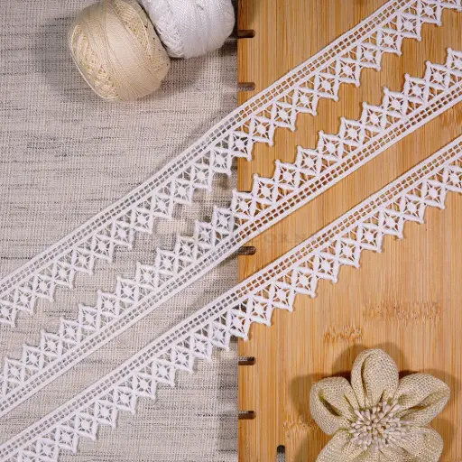 [A3310 WHITE] Geometric Scallop Edge Shuttle Lace