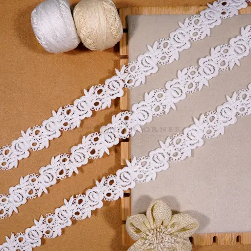 [H3609 WHITE] Geometric Floral Pattern Shuttle Lace