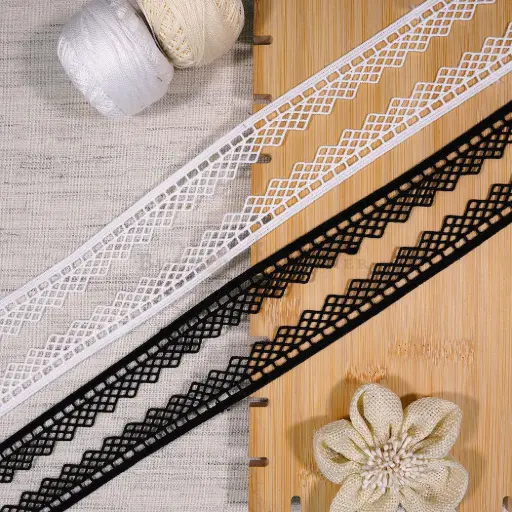Geometric Scallop Edge Side Border Shuttle Lace
