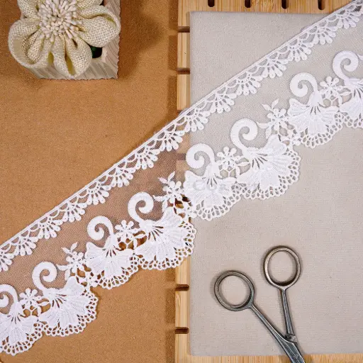 [NL299 WHITE] Geometric Floral Design One Side Border Net Lace