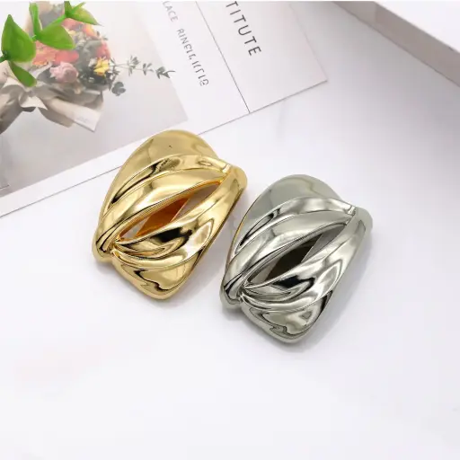 Intertwined Fluid Swirl Style Scarf Buckle
