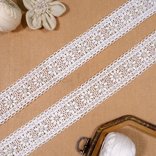 [ALN512 WHT PEARL] Centre Flower Design Shuttle Lace with Pearl