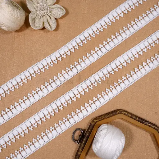 [30594-2 WHITE] Square Pattern Side Border Shuttle Lace