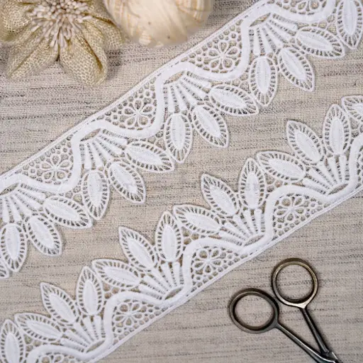 [ALN536 WHITE] Leaf Edge Side Border Shuttle Lace